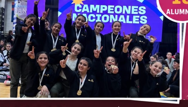 Alumnas de Swan Lake celebrando como campeonas nacionales, con medallas